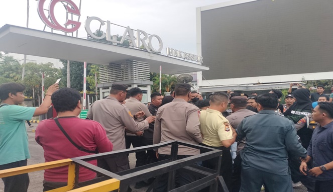 Aksi unjuk rasa mahasiswa di depan Hotel Claro Makassar berujung ricuh