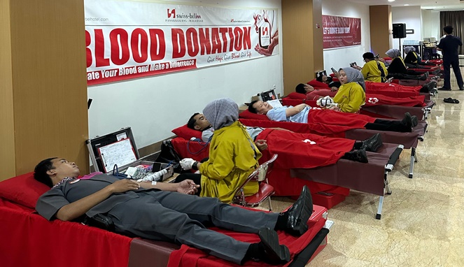 Swiss-Belinn Panakkukang Makassar kembali menggelar aksi donor darah yang berlangsung di area lobi hotel, Selasa (6/5/2025) 