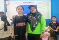 Juara I Bulutangkis Tunggal Putri O2SN, Fitriyah Latifah (Kiri) dari SD Negeri Borong Makassar