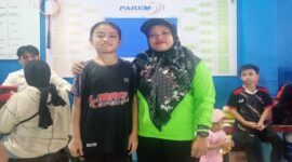 Juara I Bulutangkis Tunggal Putri O2SN, Fitriyah Latifah (Kiri) dari SD Negeri Borong Makassar