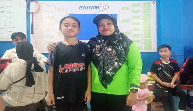 Juara I Bulutangkis Tunggal Putri O2SN, Fitriyah Latifah (Kiri) dari SD Negeri Borong Makassar