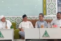 Tangkapan layar video Habib Rizieq dengan sejumlah tokoh yang membahas delapan pernyataan dari Forum Purnawirawan dan menyerukan Wapres Gibran lengser dan tangkap Jokowi.  