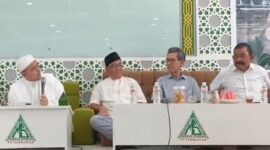 Tangkapan layar video Habib Rizieq dengan sejumlah tokoh yang membahas delapan pernyataan dari Forum Purnawirawan dan menyerukan Wapres Gibran lengser dan tangkap Jokowi.  