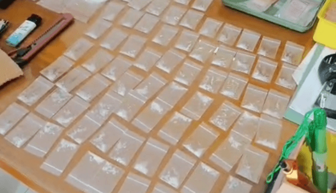 Puluhan sachet sabu siap edar ditemukan warga Dusun Jannayya dalam tas misterius, kini diamankan sebagai barang bukti oleh aparat