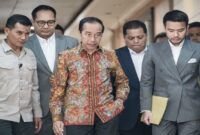 Jokowi berjalan keluar dari Gedung Direktorat Reserse Kriminal Umum Polda Metro Jaya, Jakarta (Foto: Antara Foto/Fauzan/nz).