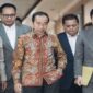 Jokowi berjalan keluar dari Gedung Direktorat Reserse Kriminal Umum Polda Metro Jaya, Jakarta (Foto: Antara Foto/Fauzan/nz).