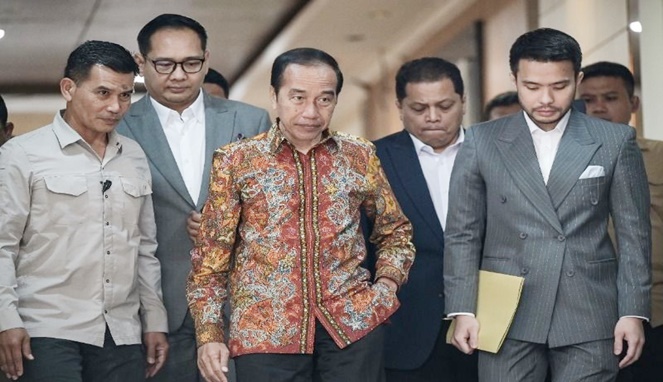 Jokowi berjalan keluar dari Gedung Direktorat Reserse Kriminal Umum Polda Metro Jaya, Jakarta (Foto: Antara Foto/Fauzan/nz).