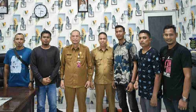 Direktur RSUD dr. Zubir Mahmud, dr. Edi Gunawan (tengah kiri), bersama jajaran dan sejumlah wartawan Aceh Timur