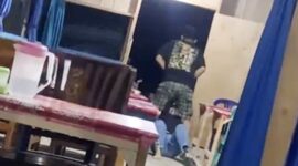 Tangkapan layar video suami seret istrinya di rumah makan di Bone