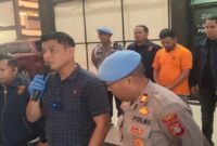 Konferensi pers pengungkapan kasus penipuan proyek fiktif di Mapolres Gowa. Tampak tersangka berinisial JAP (berbaju oranye) didampingi sejumlah personel Satreskrim Polres Gowa