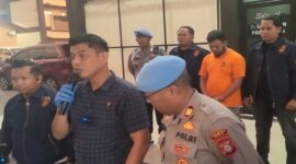 Konferensi pers pengungkapan kasus penipuan proyek fiktif di Mapolres Gowa. Tampak tersangka berinisial JAP (berbaju oranye) didampingi sejumlah personel Satreskrim Polres Gowa