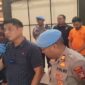 Konferensi pers pengungkapan kasus penipuan proyek fiktif di Mapolres Gowa. Tampak tersangka berinisial JAP (berbaju oranye) didampingi sejumlah personel Satreskrim Polres Gowa