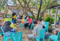Warga berkumpul santai di kebun KWT Permata Hijau, Kelurahan Bangkala, Makassar
