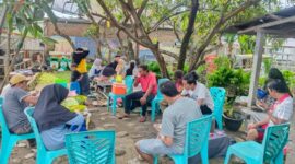 Warga berkumpul santai di kebun KWT Permata Hijau, Kelurahan Bangkala, Makassar