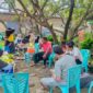 Warga berkumpul santai di kebun KWT Permata Hijau, Kelurahan Bangkala, Makassar