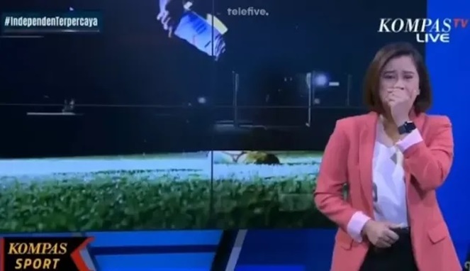 Pembawa acara olahraga Kompas TV, Gita Maharkesri menangis haru di siaran terakhir