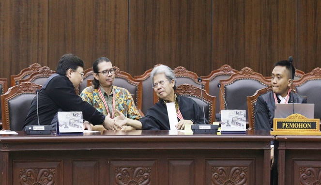 Para pemohon bersama kuasanya dalam sidang Pengucapan Putusan yang dipimpin Ketua MK Suhartoyo. (Foto Humas/Bay)