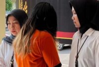 Terduga pelaku penganiayaan, mahasiswi berinisial APA, saat digiring petugas kepolisian perempuan di Mapolres Majalengka, Jawa Barat (Foto Humas Polres Majalengka).