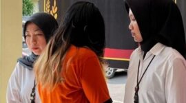 Terduga pelaku penganiayaan, mahasiswi berinisial APA, saat digiring petugas kepolisian perempuan di Mapolres Majalengka, Jawa Barat (Foto Humas Polres Majalengka).