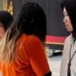 Terduga pelaku penganiayaan, mahasiswi berinisial APA, saat digiring petugas kepolisian perempuan di Mapolres Majalengka, Jawa Barat (Foto Humas Polres Majalengka).