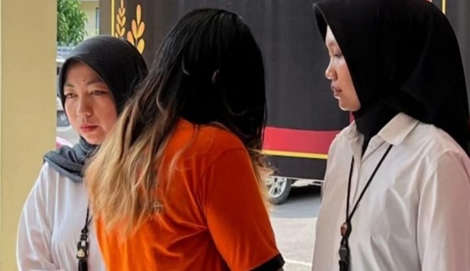 Terduga pelaku penganiayaan, mahasiswi berinisial APA, saat digiring petugas kepolisian perempuan di Mapolres Majalengka, Jawa Barat (Foto Humas Polres Majalengka).