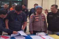 Salah satu pelaku debt collector yang mengaku polisi ditampilkan oleh polisi saat konferensi pers di Gowa