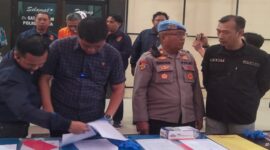 Salah satu pelaku debt collector yang mengaku polisi ditampilkan oleh polisi saat konferensi pers di Gowa 
