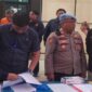 Salah satu pelaku debt collector yang mengaku polisi ditampilkan oleh polisi saat konferensi pers di Gowa 