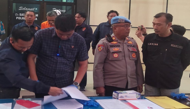 Salah satu pelaku debt collector yang mengaku polisi ditampilkan oleh polisi saat konferensi pers di Gowa 