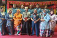 Putra Mahkota Gowa (tengah), berfoto bersama Komandan Lantamal VI Makassar, Brigjen TNI (Mar) Wahyudi (kanan), usai prosesi penyambutan kehormatan di Istana Balla Lompoa.