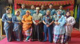 Putra Mahkota Gowa (tengah), berfoto bersama Komandan Lantamal VI Makassar, Brigjen TNI (Mar) Wahyudi (kanan), usai prosesi penyambutan kehormatan di Istana Balla Lompoa.