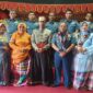 Putra Mahkota Gowa (tengah), berfoto bersama Komandan Lantamal VI Makassar, Brigjen TNI (Mar) Wahyudi (kanan), usai prosesi penyambutan kehormatan di Istana Balla Lompoa.