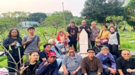 Para penyair dan pegiat sastra dari TISI berfoto bersama di makam Chairil Anwar, usai menggelar ziarah dan pembacaan puisi dalam rangka memperingati 76 tahun wafatnya sang Pujangga Besar.