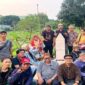 Para penyair dan pegiat sastra dari TISI berfoto bersama di makam Chairil Anwar, usai menggelar ziarah dan pembacaan puisi dalam rangka memperingati 76 tahun wafatnya sang Pujangga Besar.