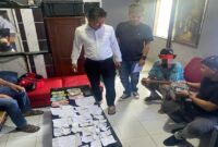 Petugas Satuan Reskrim Polres Sinjai mengamankan tiga pria, pelaku judi togel dan online dalam sebuah penggerebekan di Kelurahan Balangnipa, Kecamatan Sinjai Utara, Senin (5/5/2025).