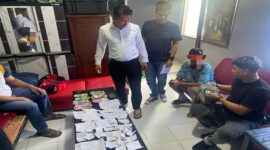 Petugas Satuan Reskrim Polres Sinjai mengamankan tiga pria, pelaku judi togel dan online dalam sebuah penggerebekan di Kelurahan Balangnipa, Kecamatan Sinjai Utara, Senin (5/5/2025).