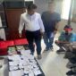 Petugas Satuan Reskrim Polres Sinjai mengamankan tiga pria, pelaku judi togel dan online dalam sebuah penggerebekan di Kelurahan Balangnipa, Kecamatan Sinjai Utara, Senin (5/5/2025).