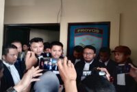 Konferensi pers Advokat Wawan Nur Rewa (kanan berkacamata) dengan sejumlah tim advokat lainnya di Mapolrestabes Makassar.