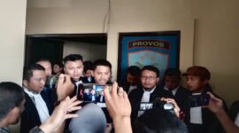 Konferensi pers Advokat Wawan Nur Rewa (kanan berkacamata) dengan sejumlah tim advokat lainnya di Mapolrestabes Makassar.