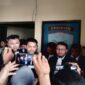 Konferensi pers Advokat Wawan Nur Rewa (kanan berkacamata) dengan sejumlah tim advokat lainnya di Mapolrestabes Makassar.
