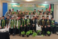 Para santri dan pengurus Yayasan Taqwa Makassar berpose bersama usai prosesi wisuda dan pelepasan alumni
