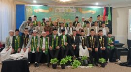 Para santri dan pengurus Yayasan Taqwa Makassar berpose bersama usai prosesi wisuda dan pelepasan alumni