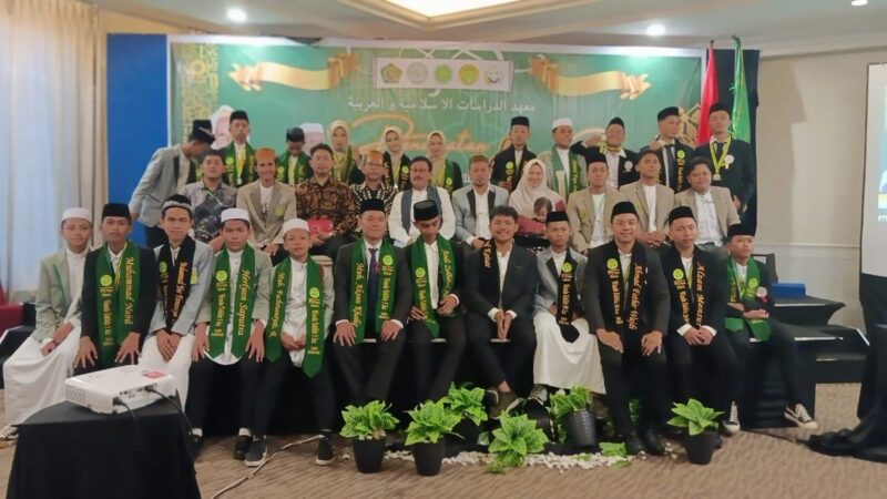 Para santri dan pengurus Yayasan Taqwa Makassar berpose bersama usai prosesi wisuda dan pelepasan alumni
