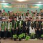 Para santri dan pengurus Yayasan Taqwa Makassar berpose bersama usai prosesi wisuda dan pelepasan alumni