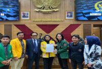 Penyerahan kajian Aliansi Mahasiswa Makassar ke DPR RI Komisi X