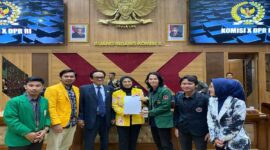 Penyerahan kajian Aliansi Mahasiswa Makassar ke DPR RI Komisi X