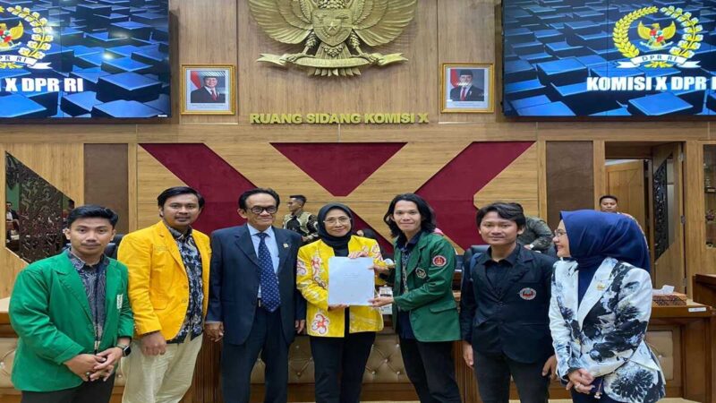 Penyerahan kajian Aliansi Mahasiswa Makassar ke DPR RI Komisi X