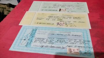Kwitansi pembayaran sewa tempat usaha di atas fasum kawasan Jalan Azalea, PTB Maros, dengan nominal hingga puluhan juta rupiah. Kwitansi ditandatangani oleh pihak bernama A. Aziz dan dibubuhi materai.