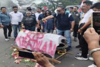 Aksi demonstrasi di depan Polrestabes Makassar, Koalisi Advokat Sulsel menaburkan bunga pada keranda tanda matinya hukum di Makassar