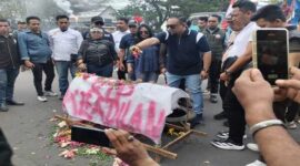 Aksi demonstrasi di depan Polrestabes Makassar, Koalisi Advokat Sulsel menaburkan bunga pada keranda tanda matinya hukum di Makassar